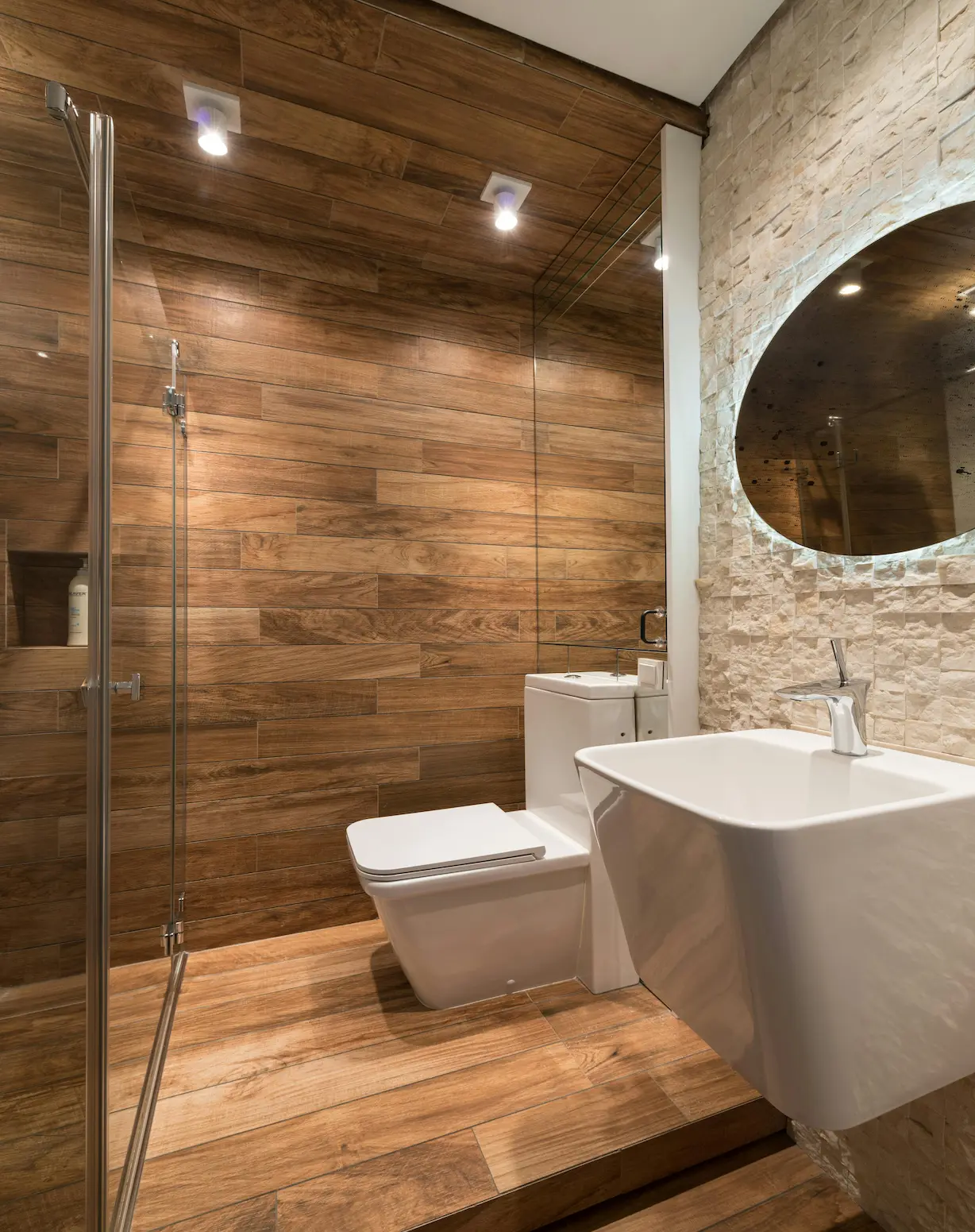 Modern bathroom with tiles and walls in matching earthy tones, creating a cohesive woody style with natural warmth.