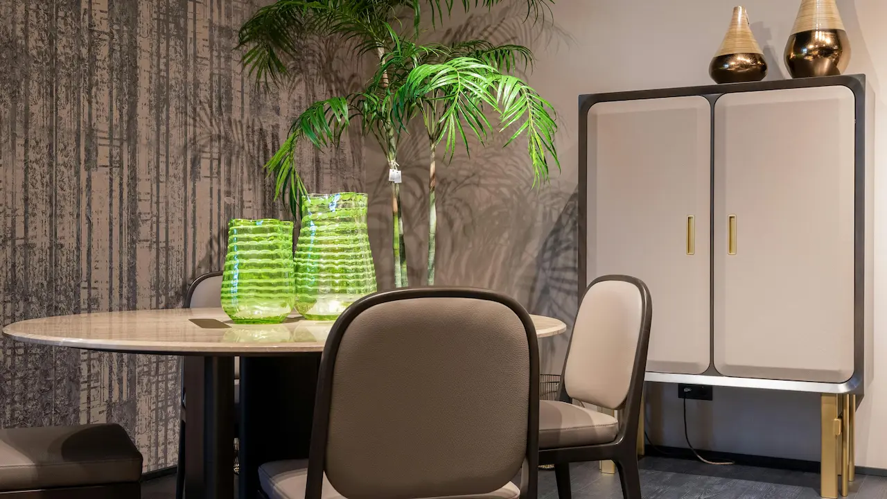 A stylish dining room with brown tones, featuring decorative vases, creating a cozy but trend-sensitive atmosphere.
