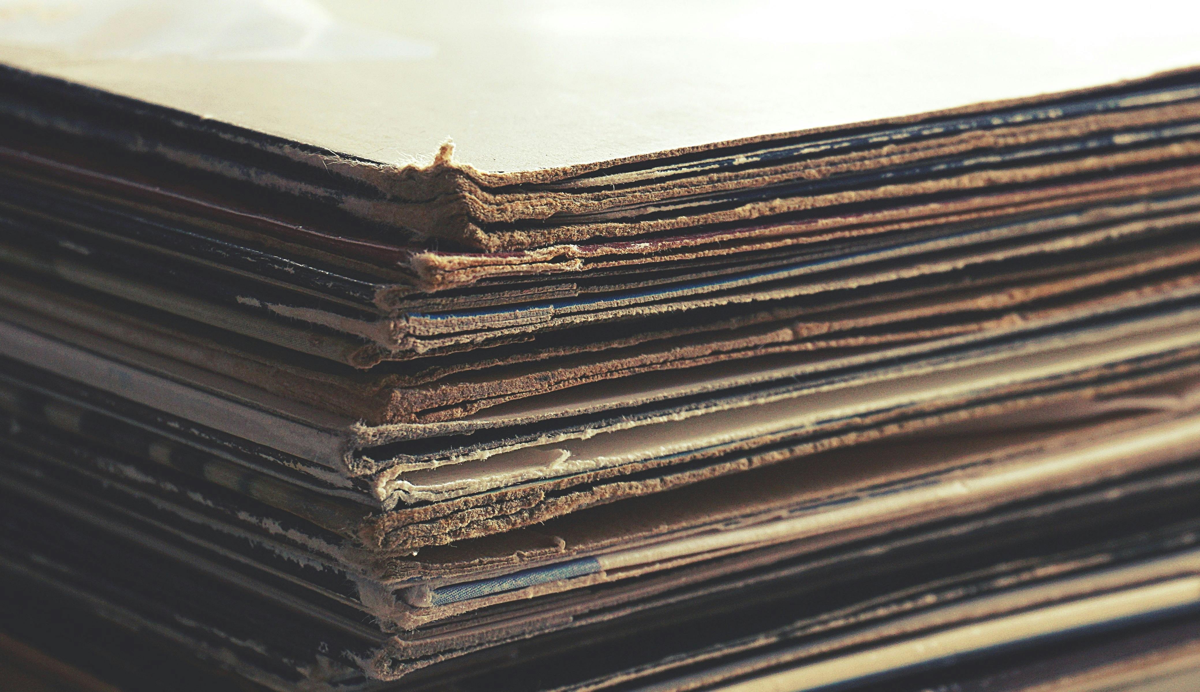 Stack of cardboard used as insulation material, demonstrating its layered structure and insulating properties.