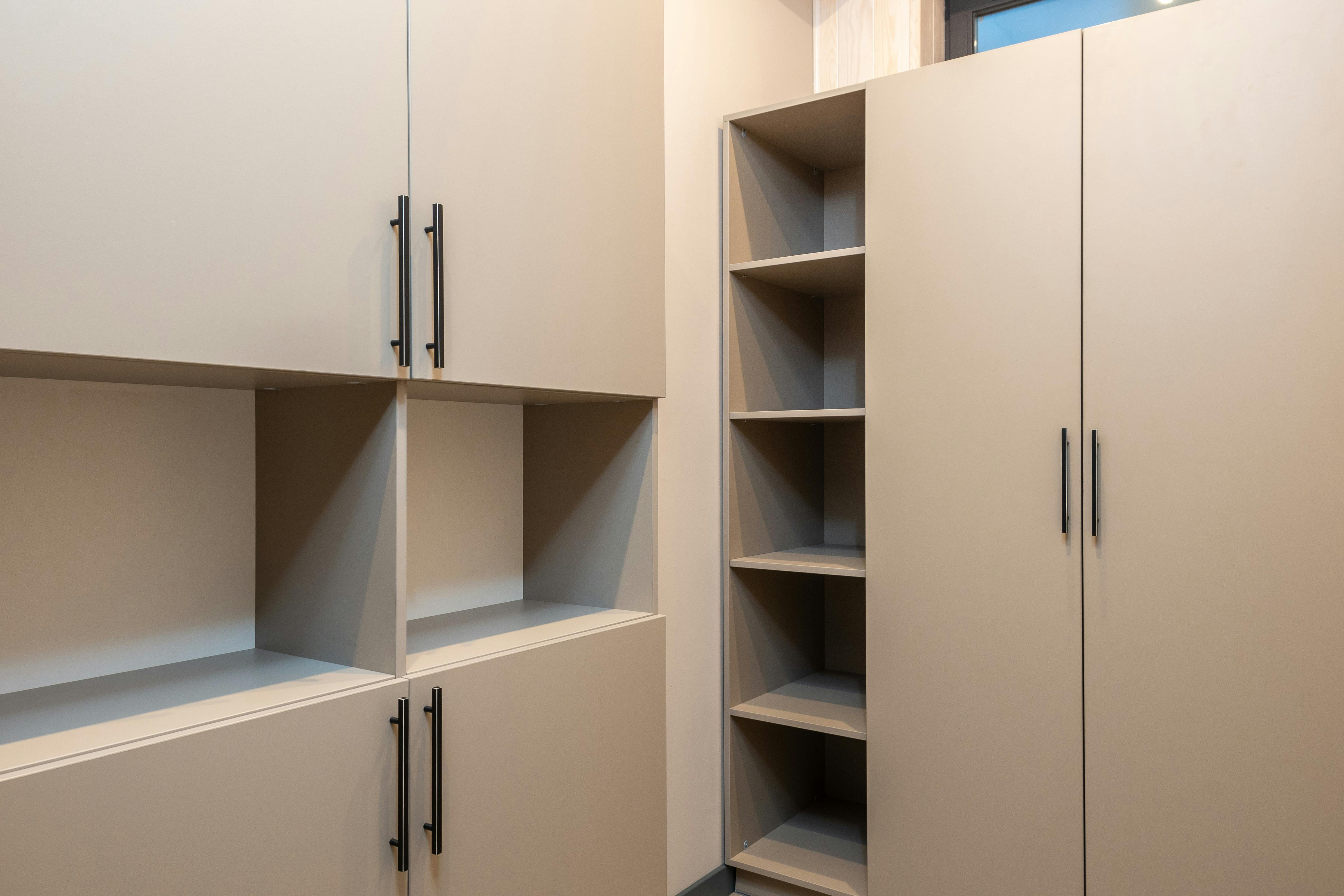 Kitchen with cream cabinets fitted with black hardware for a modern, contrasting look.