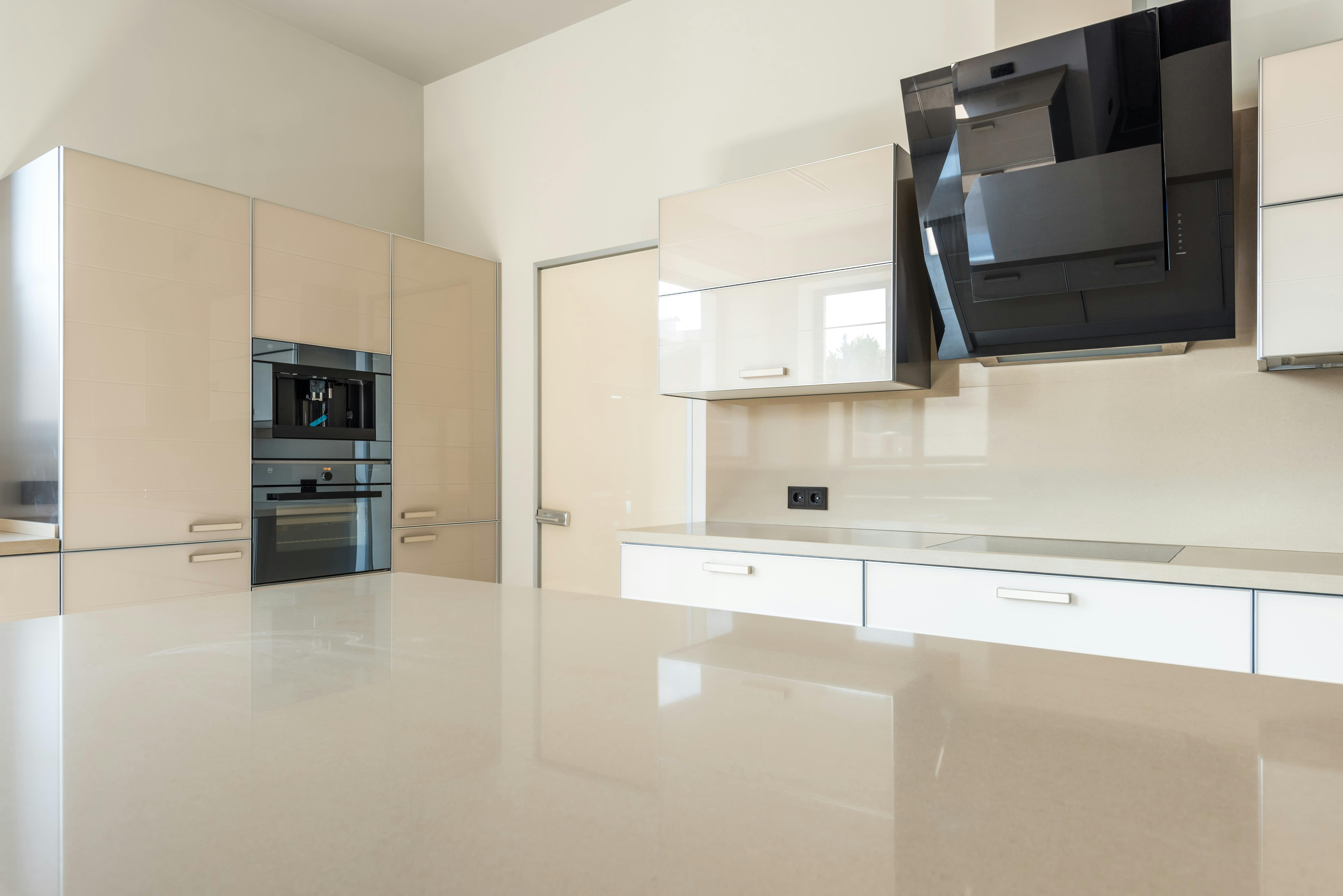Kitchen color schemes with cream cabinets, featuring various complementary tones for a warm and inviting design.