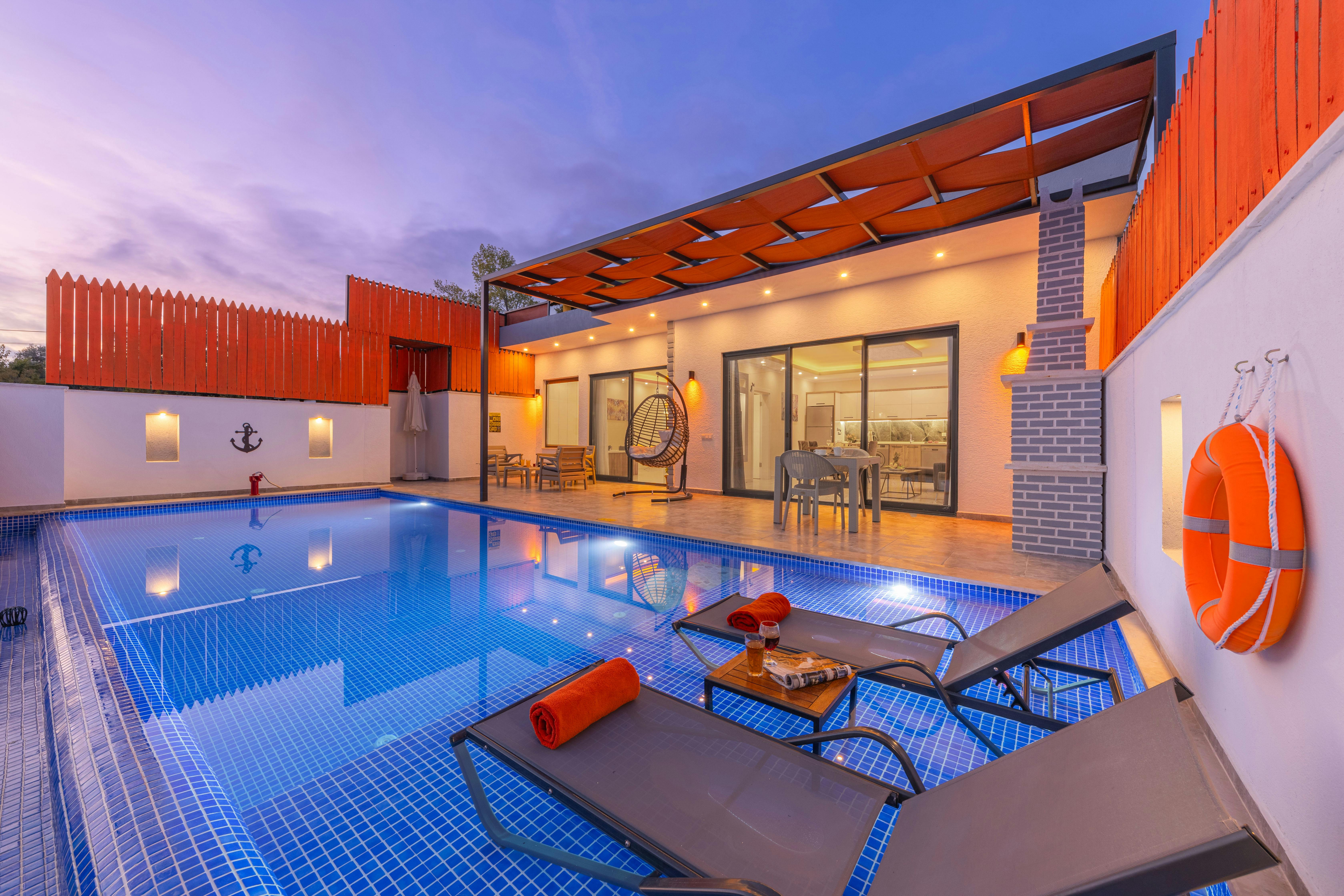 View of a modern house with a swimming pool, integrated into nature.