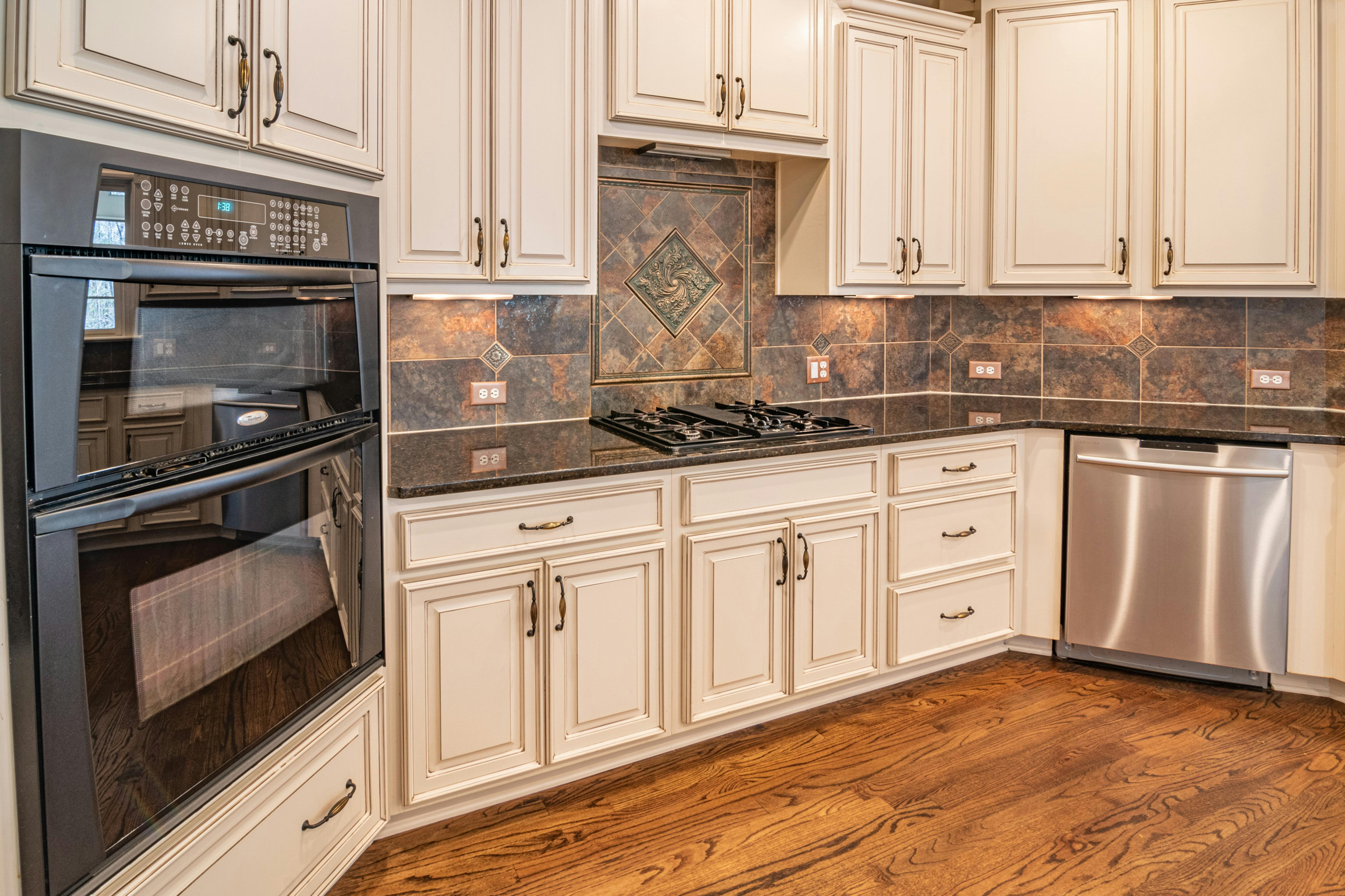 Cream Shaker kitchen cabinets showcasing timeless, classic design.