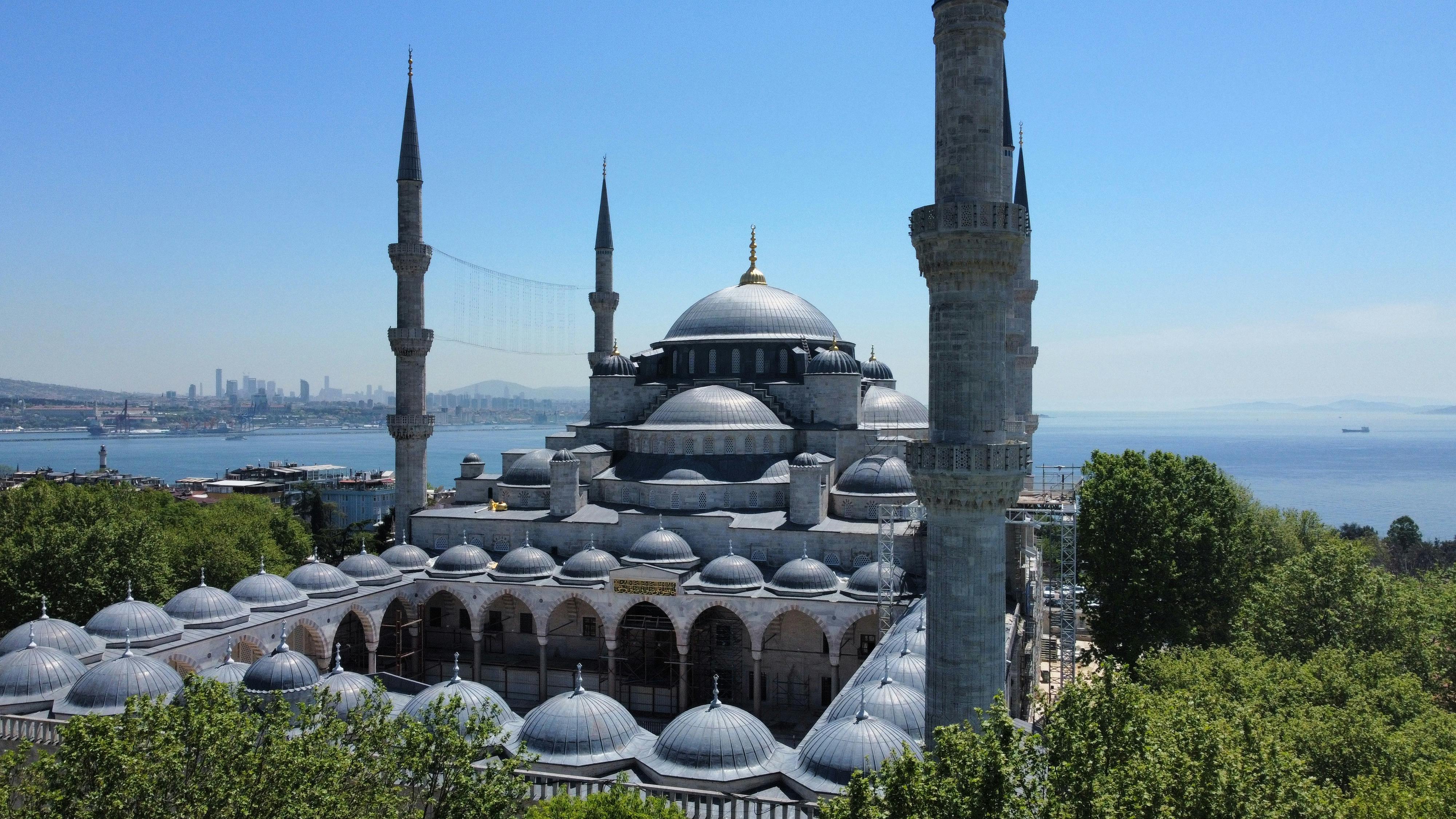 Aerial view of Blue Mosque sahn courtyard with arches and open space.