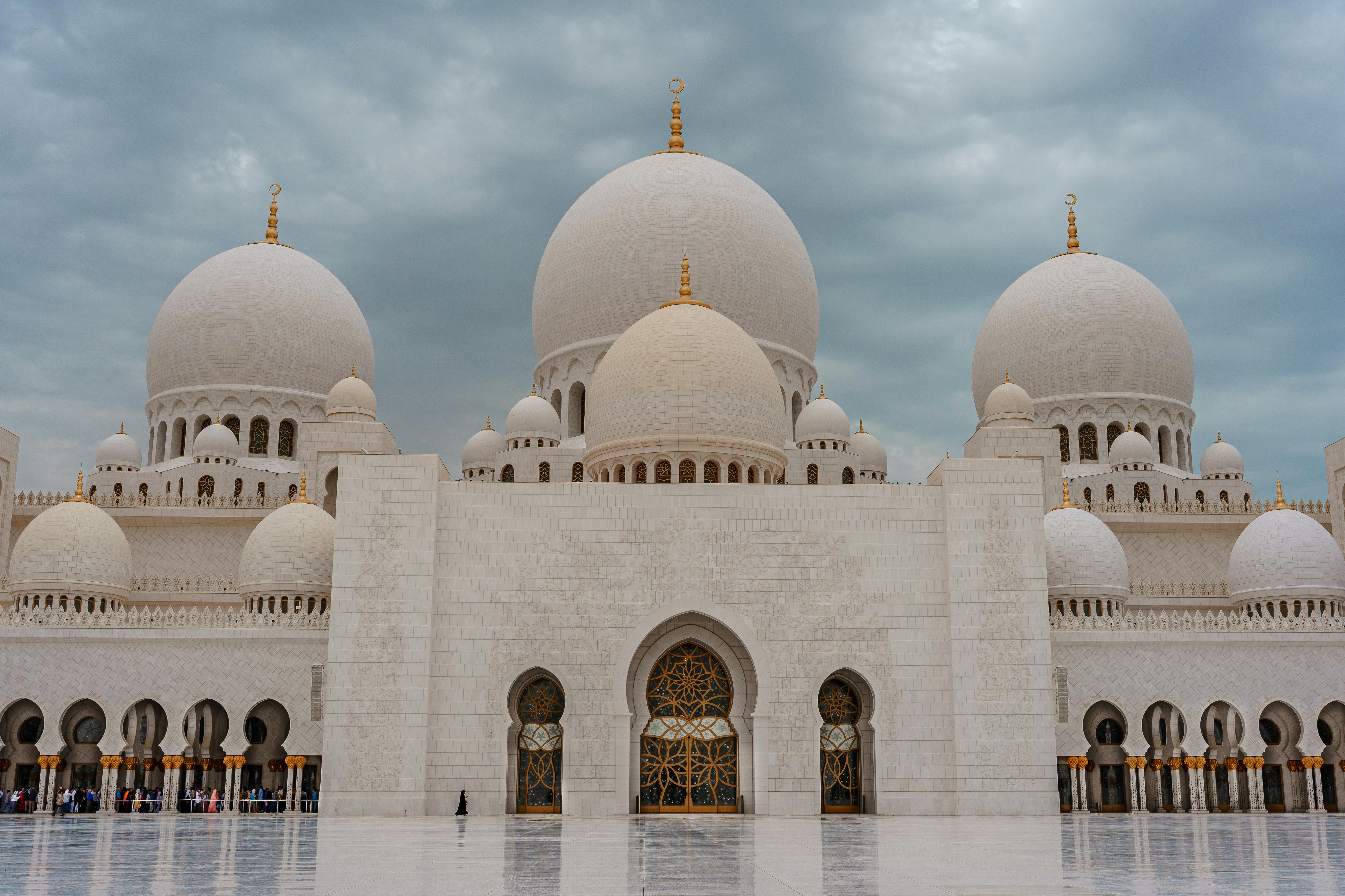 Grand Mosque in Abu Dhabi showcasing classical Islamic architectural elements.