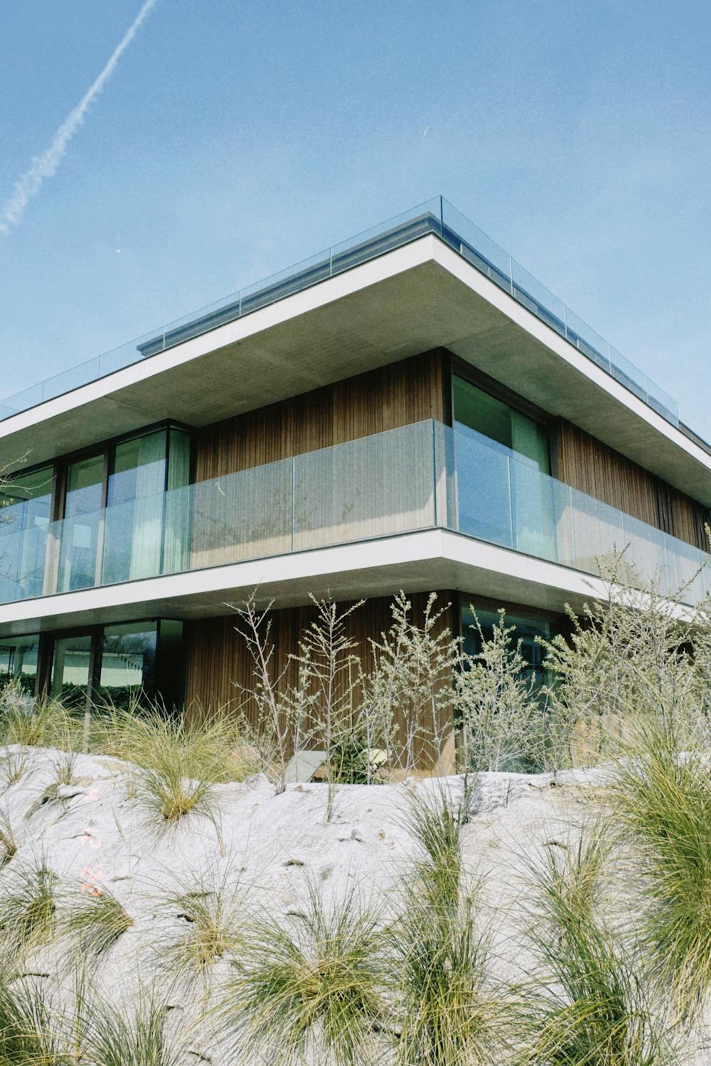 Modern desert home with minimalist outdoor design for arid climate.