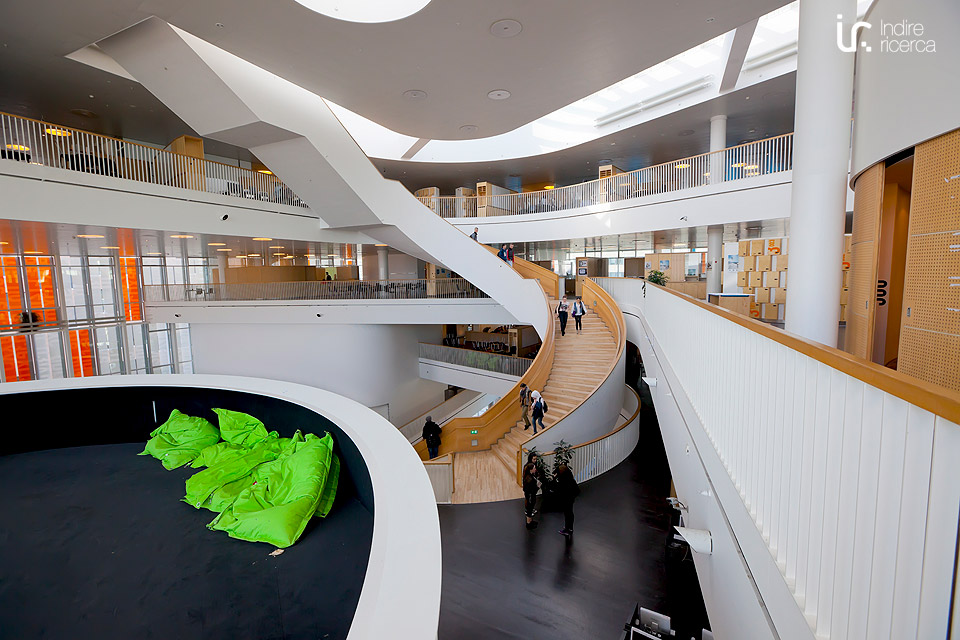 Flexible school interior with central staircase and open spaces.