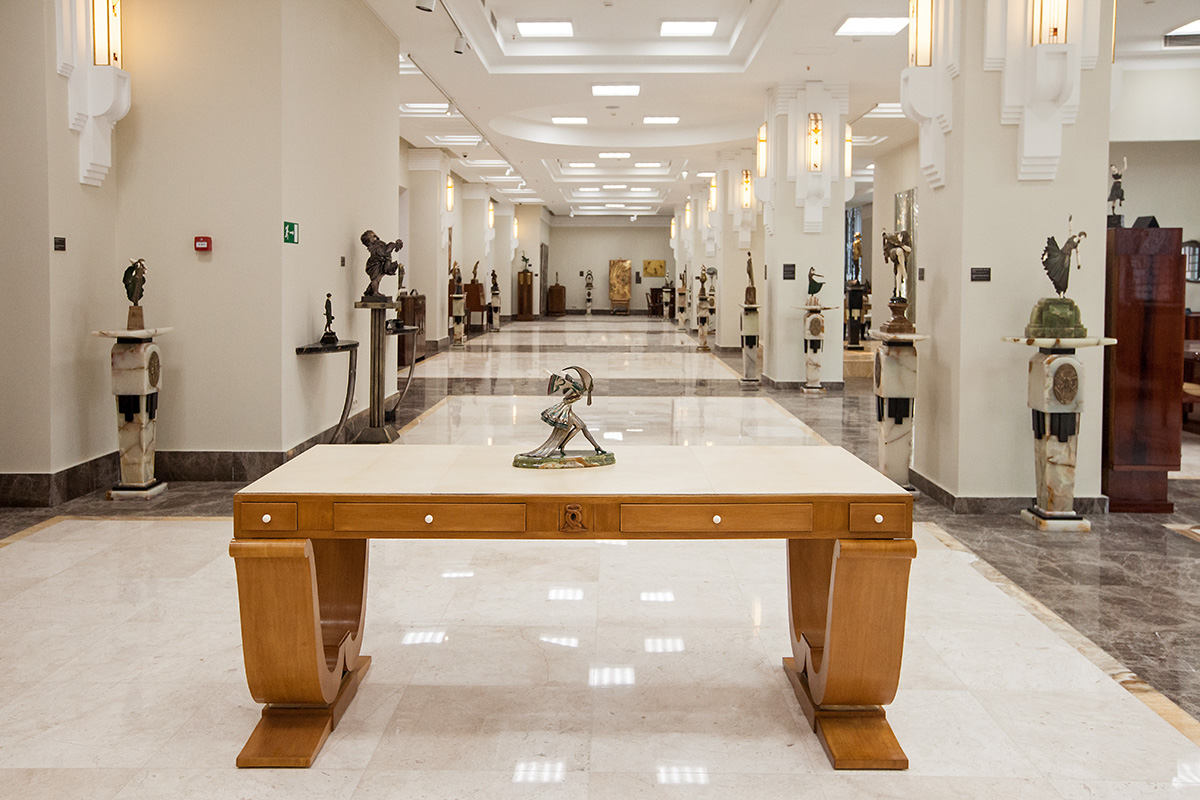 Art Deco era items on display in museum.