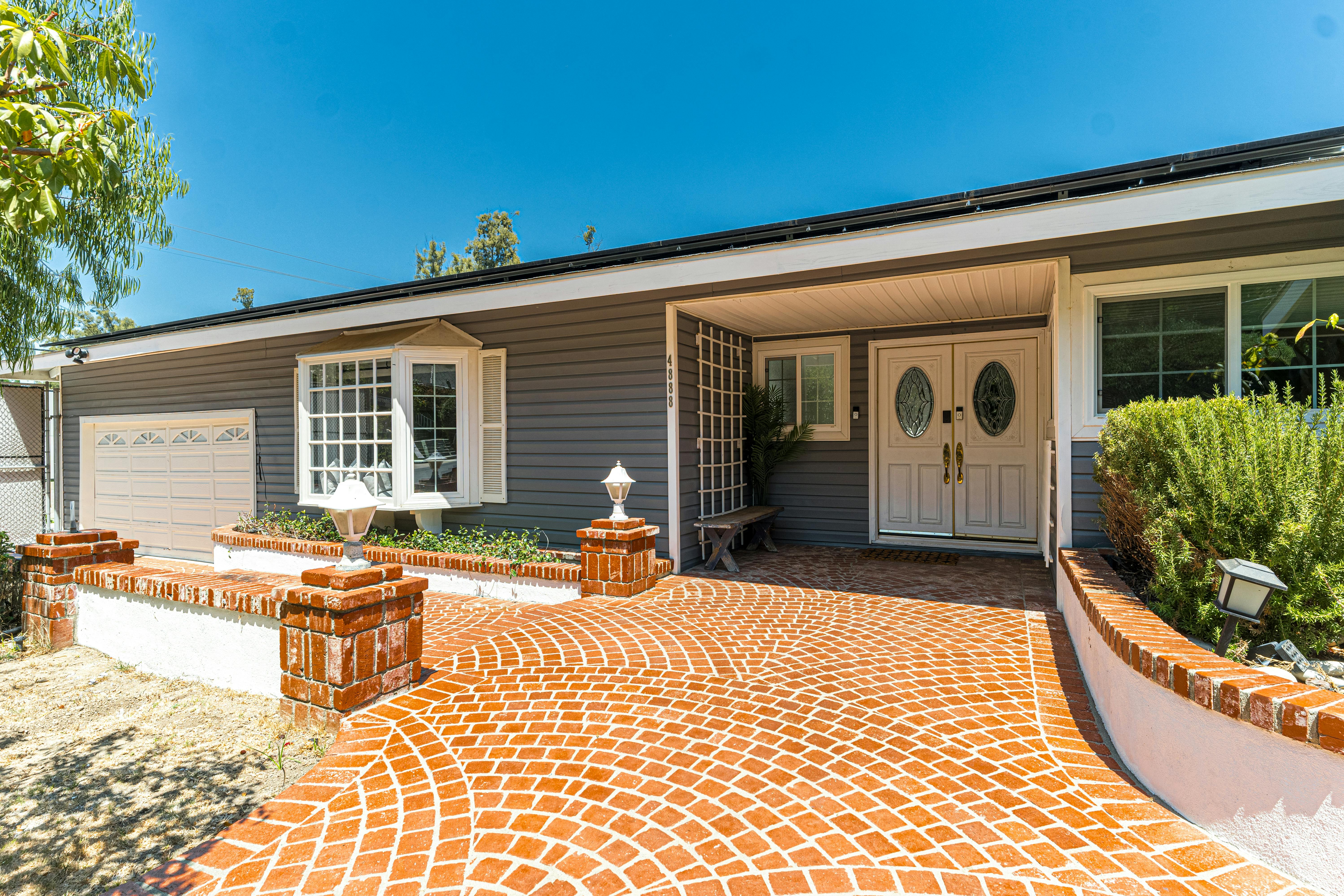 One-story home in the USA with open lawn and simple layout.