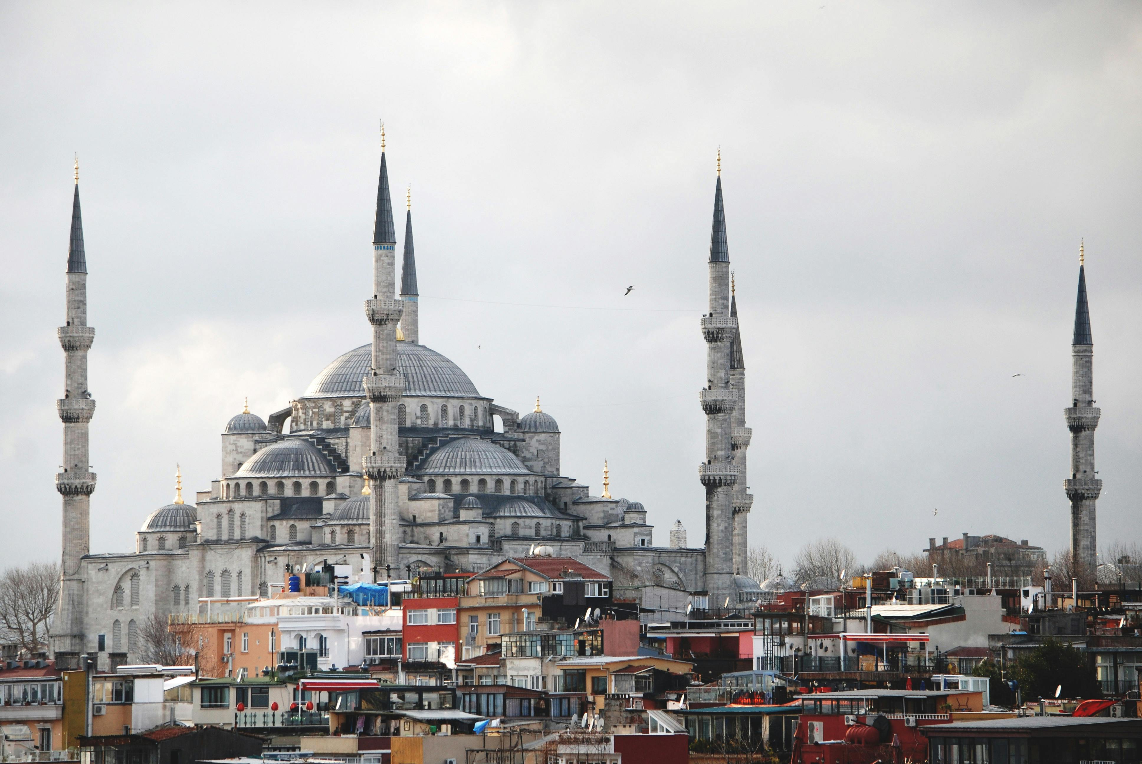 Full view of the Süleymaniye Mosque in Istanbul with domes and minarets.