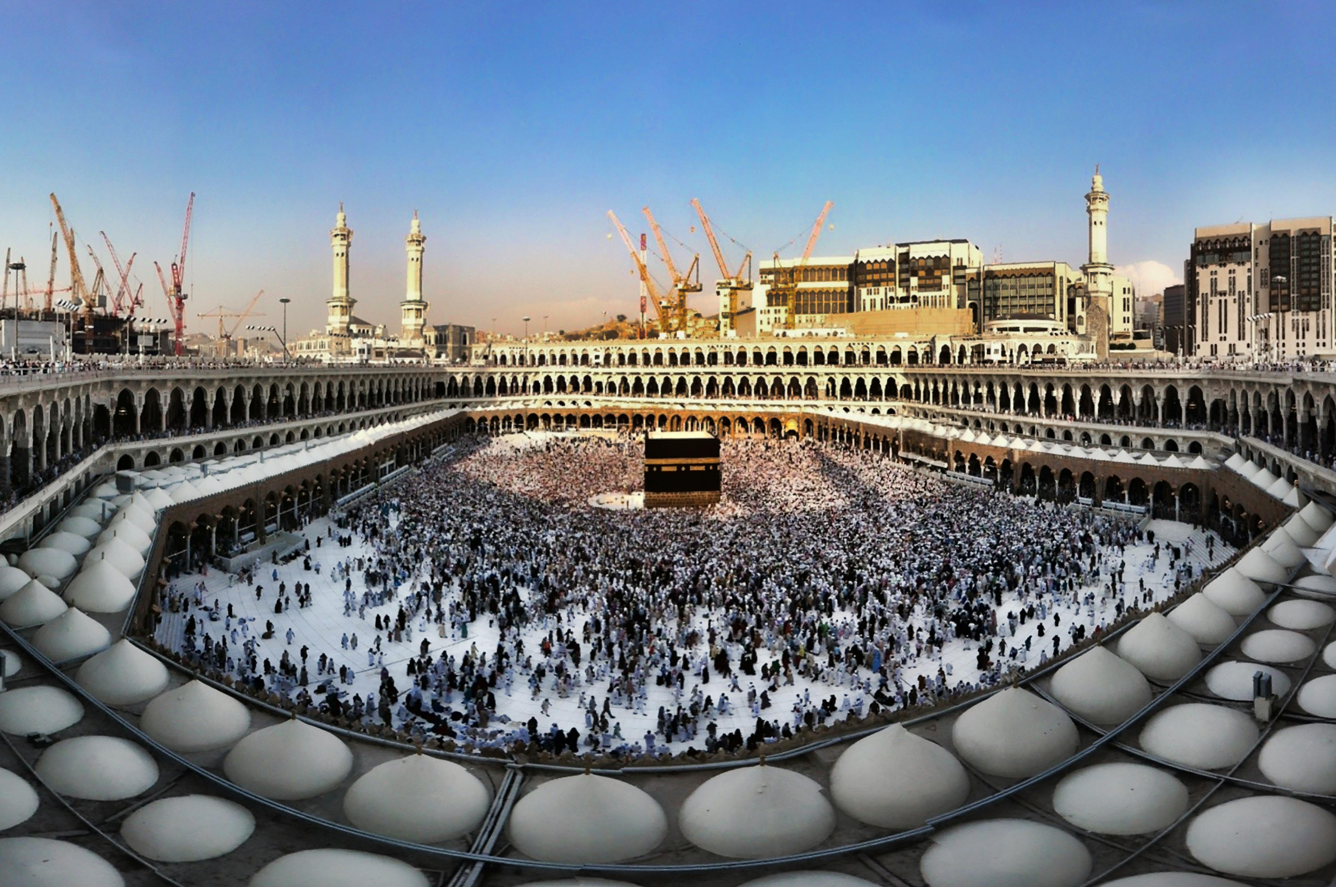 Pilgrims around Al-Kaaba with new mosque expansion.