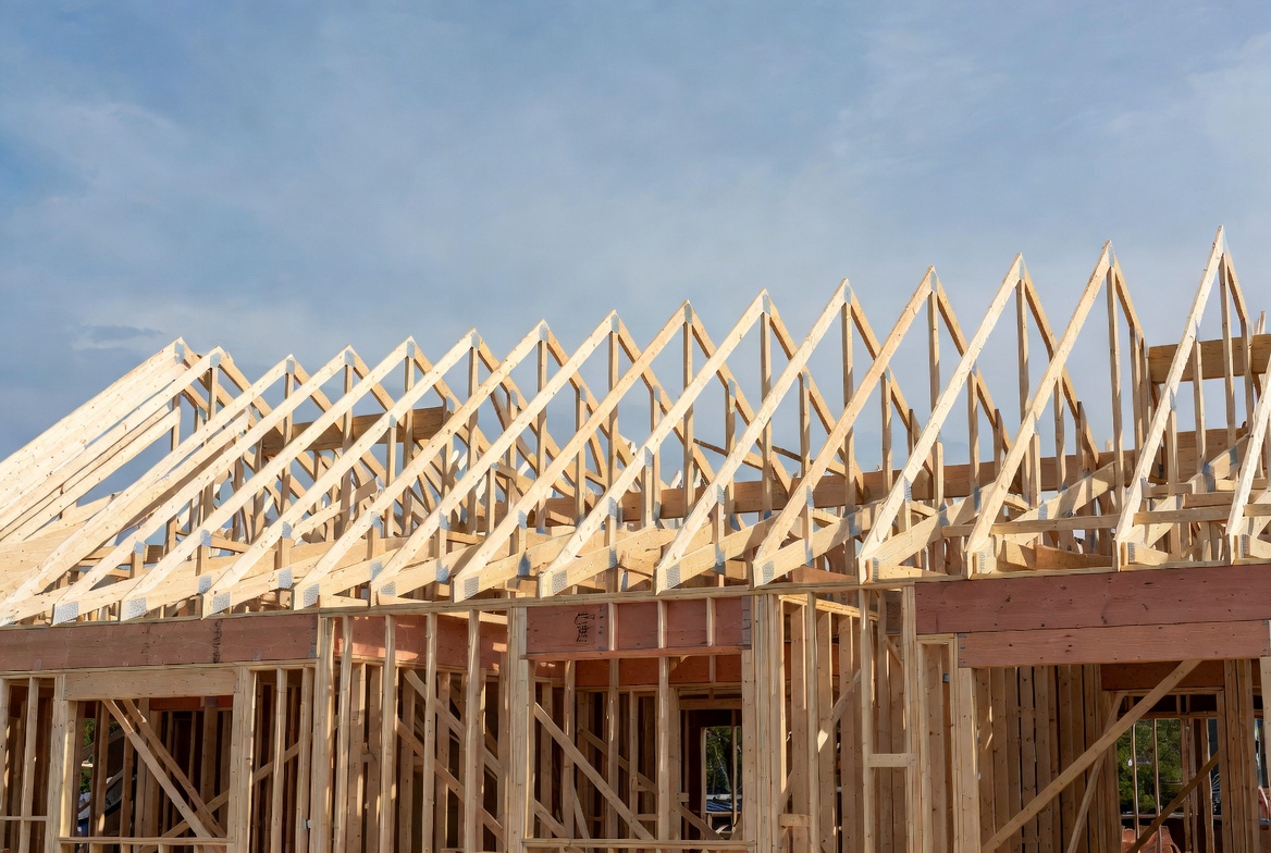  Row of prefabricated Fink roof trusses installed on a wood-framed residential structure.