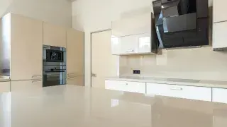 Kitchen color schemes with cream cabinets, featuring various complementary tones for a warm and inviting design.